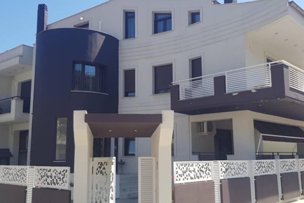 Aretoysa Center Luxury Suites 2 Néa Péramos Dış mekan fotoğraf