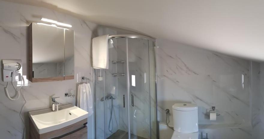 Aretoysa Center Luxury Suites 2 Néa Péramos Dış mekan fotoğraf