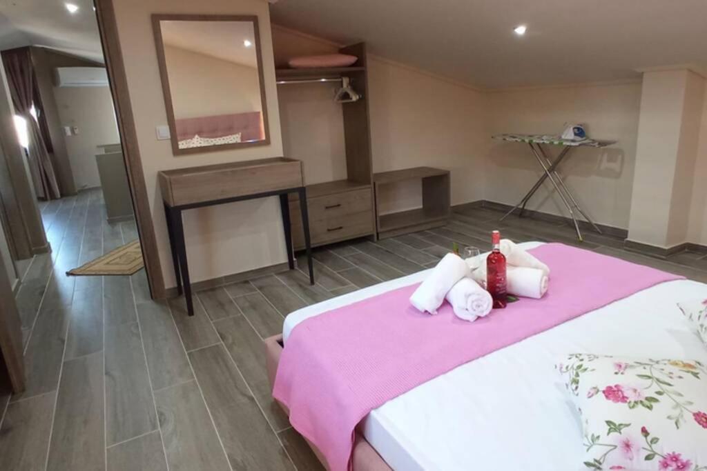Aretoysa Center Luxury Suites 2 Néa Péramos Dış mekan fotoğraf
