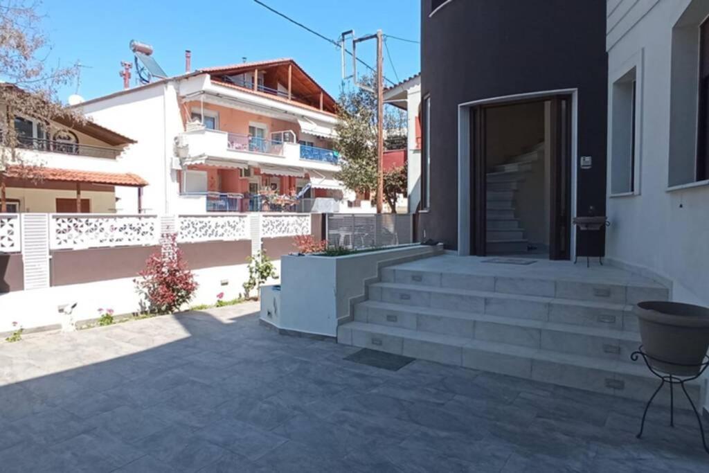 Aretoysa Center Luxury Suites 2 Néa Péramos Dış mekan fotoğraf