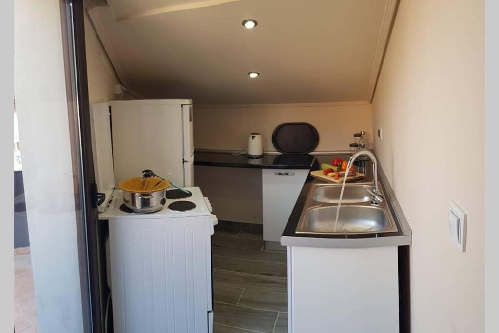 Aretoysa Center Luxury Suites 2 Néa Péramos Dış mekan fotoğraf