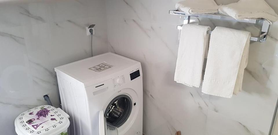 Aretoysa Center Luxury Suites 2 Néa Péramos Dış mekan fotoğraf
