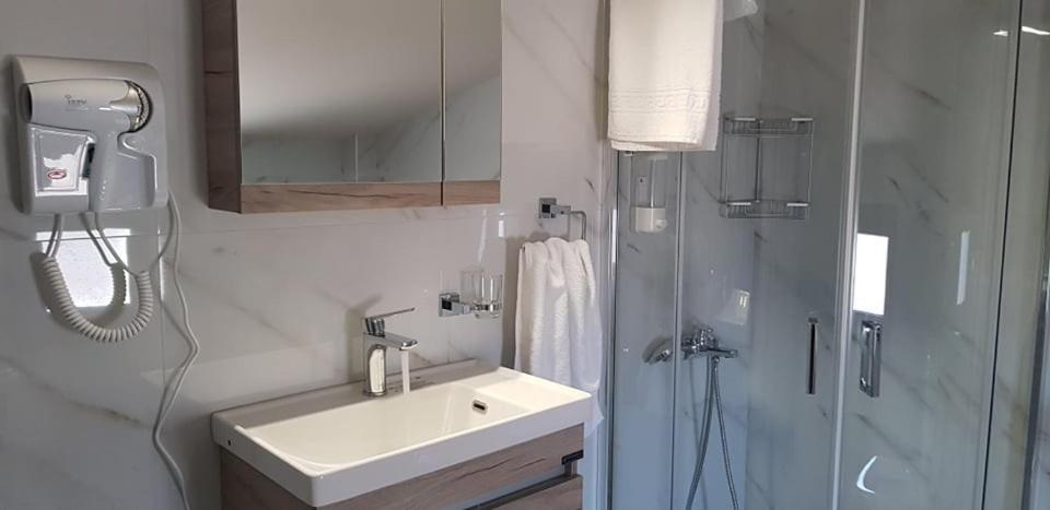 Aretoysa Center Luxury Suites 2 Néa Péramos Dış mekan fotoğraf