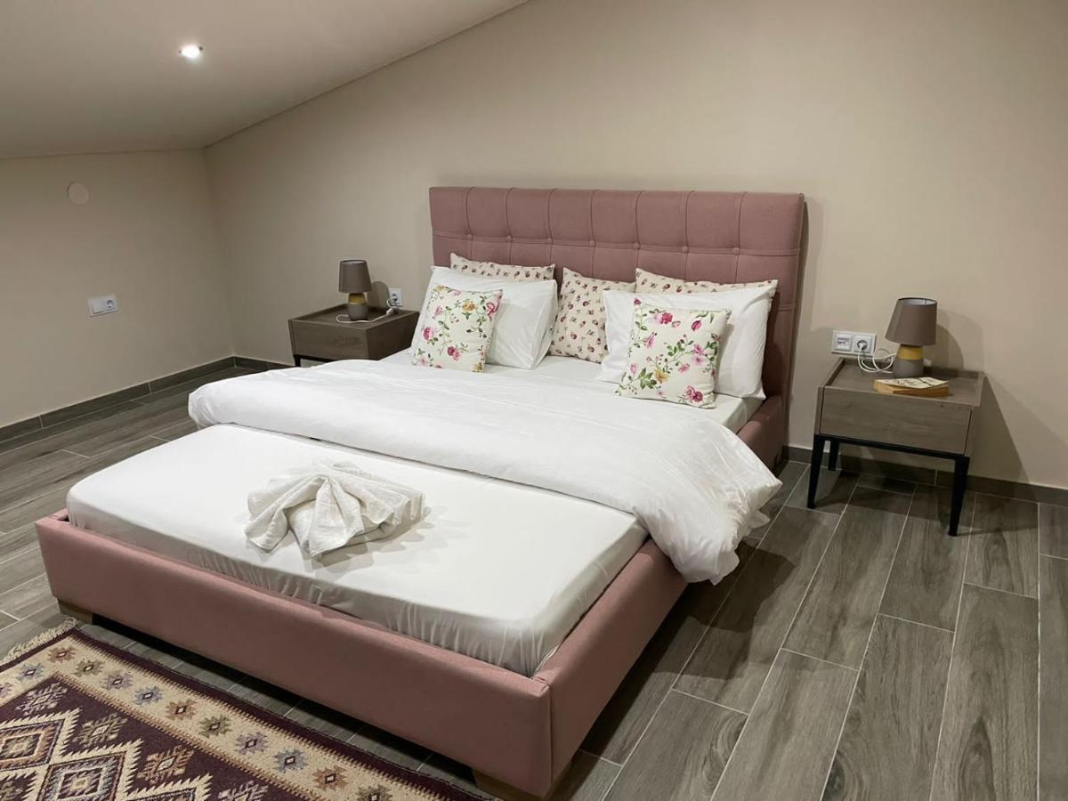 Aretoysa Center Luxury Suites 2 Néa Péramos Dış mekan fotoğraf